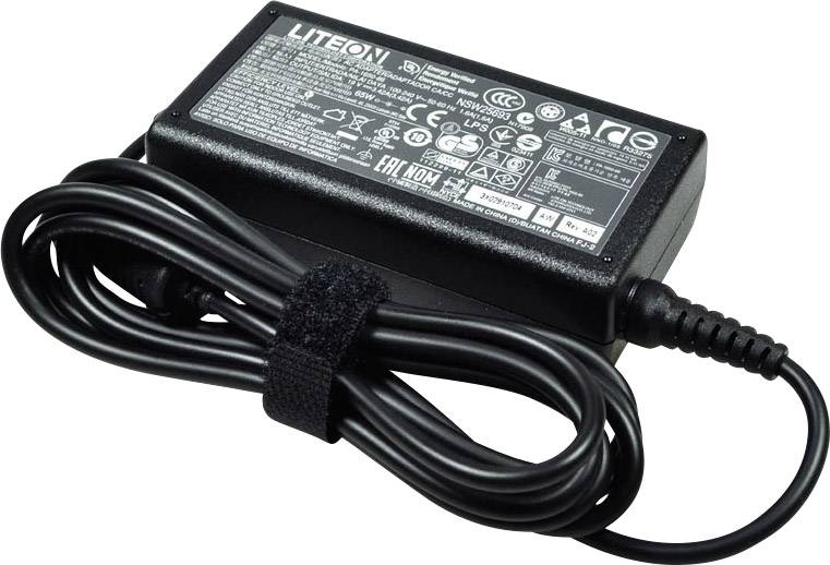 Ein schwarzes Laptop-Netzteil mit aufgewickeltem Kabel. Markierungen und technische Daten sind auf der Oberseite sichtbar.