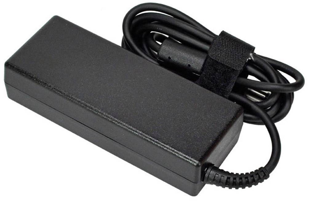 Schwarzes Laptop-Netzteil mit Kabel. Netzteil in rechteckiger Form, mit aufgerolltem Kabel, bereit zum Anschließen an ein Gerät.