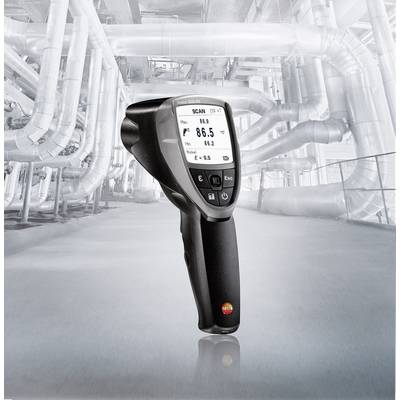 Ein Infrarot-Thermometer in einer großen Industrieanlage mit vielen Rohren und Leitungen zur Temperaturmessung.