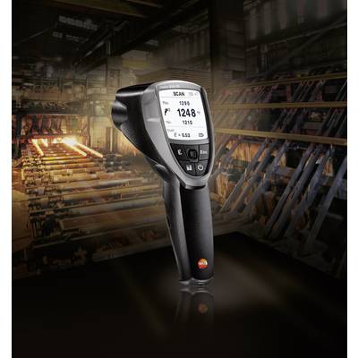 Ein Infrarot-Thermometer zeigt eine Messung von 1248°C in einem industriellen Umfeld mit warm beleuchteter Lagerhalle im Hintergrund.