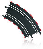 Kurve eines Spielzeug-Rennbahnsegments mit schwarzen Strecken und roten Markierungen, typisch für Spielzeugautobahnen.