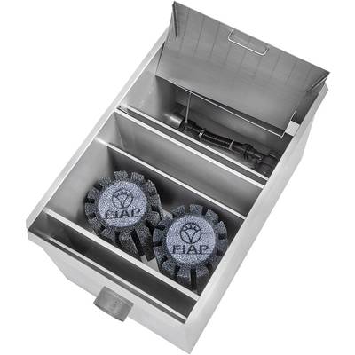 Eine Edelstahl-Filterbox mit geöffnetem Deckel, zeigt zwei schwarze Filterschwämme und ein innenliegendes Rohrsystem.