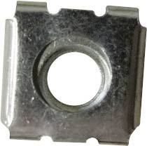 Ein viereckiges Metallblechteil mit einem zentralen Loch zur Befestigung oder Verbindung von Bauteilen.