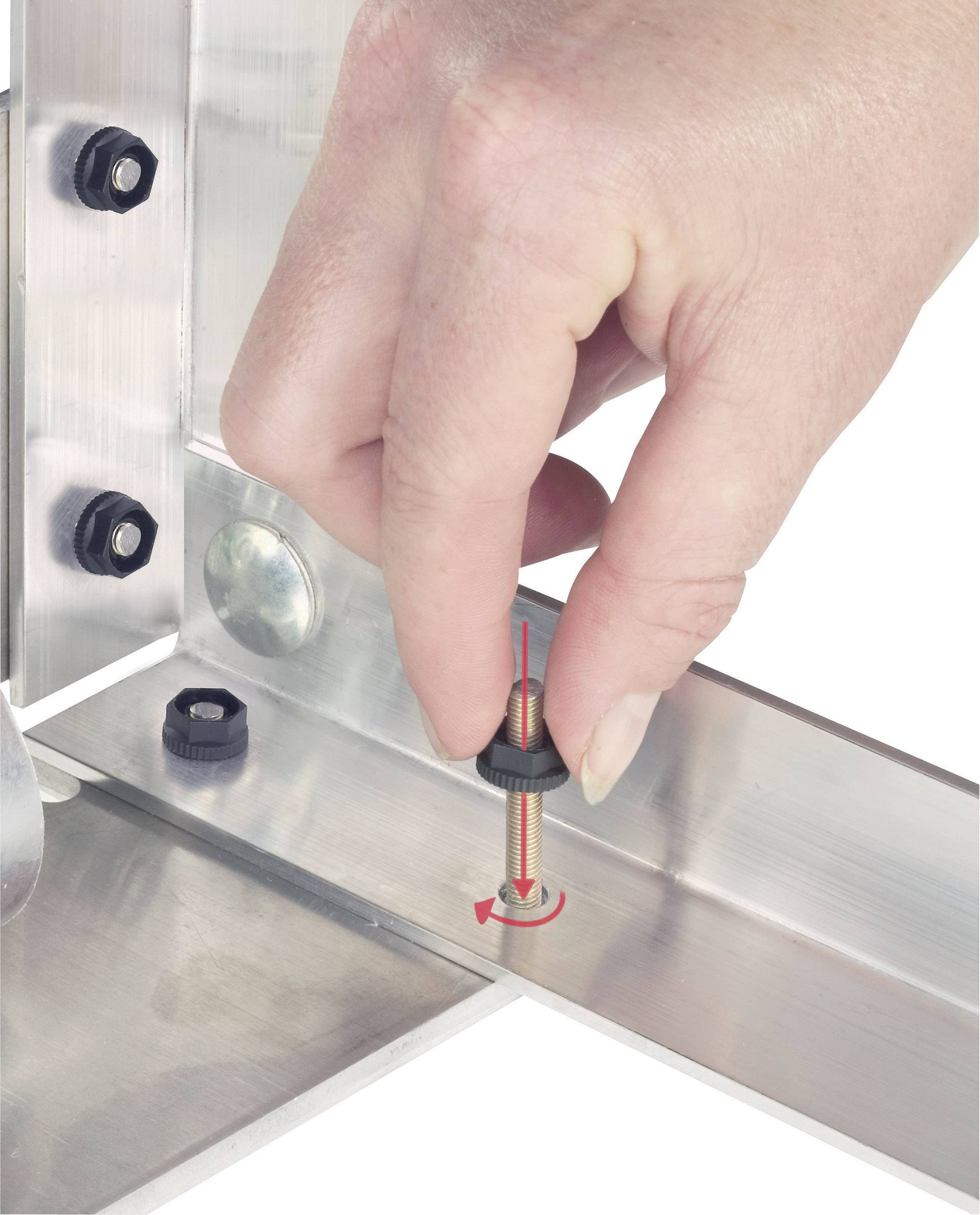 Eine Hand dreht einen geriffelten Knopf an einer Metalloberfläche, um ein Teil zu befestigen oder zu lösen.