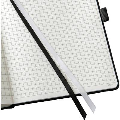 Ein aufgeschlagenes Notizbuch mit karierten Seiten. Zwei Stofflesebänder, eines in Schwarz und eines in Weiß, liegen auf den Seiten.