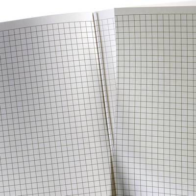 Aufgeschlagenes Notizbuch mit karierten Seiten, ideal für mathematische Berechnungen oder Skizzen mit präzisen Linien.