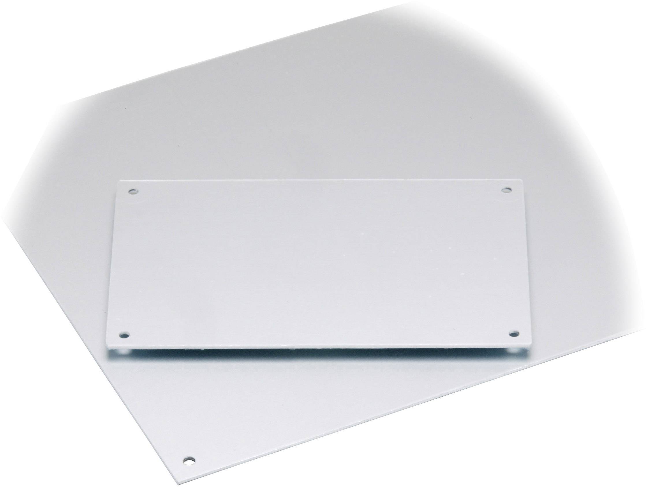 Ein rechteckiges, metallisches Panel mit vier Schraubenlöchern an den Ecken liegt auf einem größeren, ähnlichen Material.