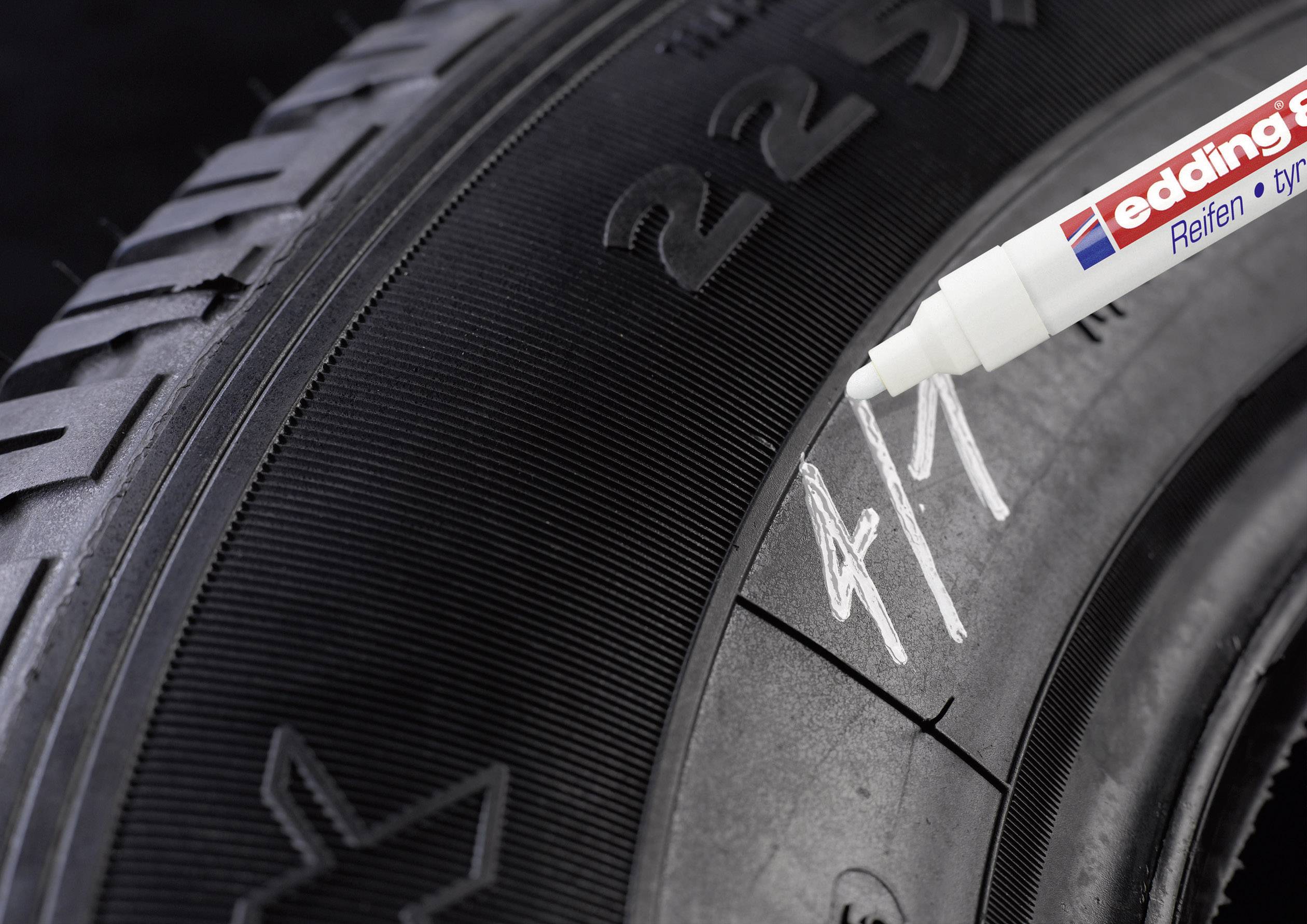 Ein weißer Marker schreibt '41' auf die Seitenwand eines schwarzen Autoreifens.