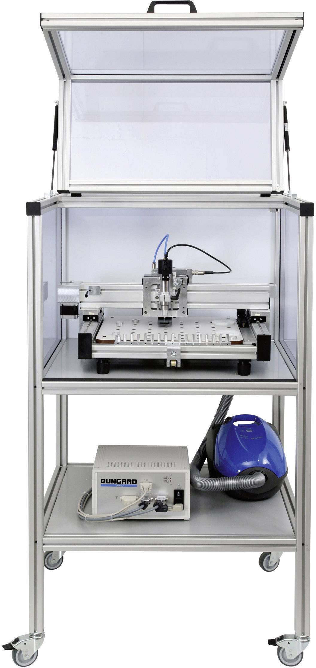 Ein automatisiertes, transparentes Gehäuse auf Rollen enthält eine Arbeitsstation mit einem Roboterarm und einer elektronischen Steuereinheit. Unten befindet sich ein Staubsauger.