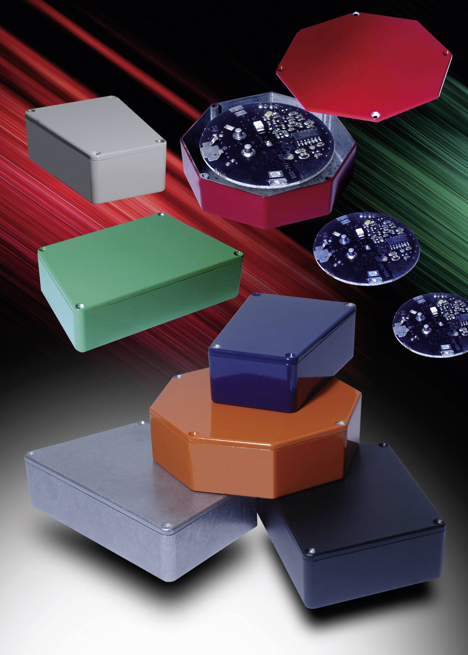 Bunte elektronische Gehäuse und Leiterplatten auf dunklem Hintergrund. Verschiedene Formen und Farben illustrieren Produktvielfalt.