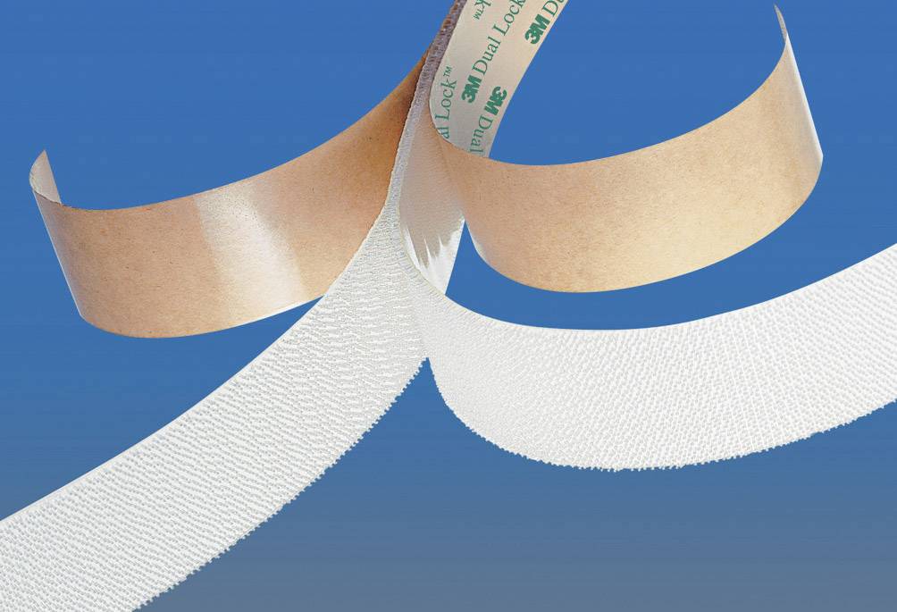 Klettverschlussband in zwei Streifen mit einer Haken- und einer Flauschseite, dargestellt vor blauem Hintergrund.