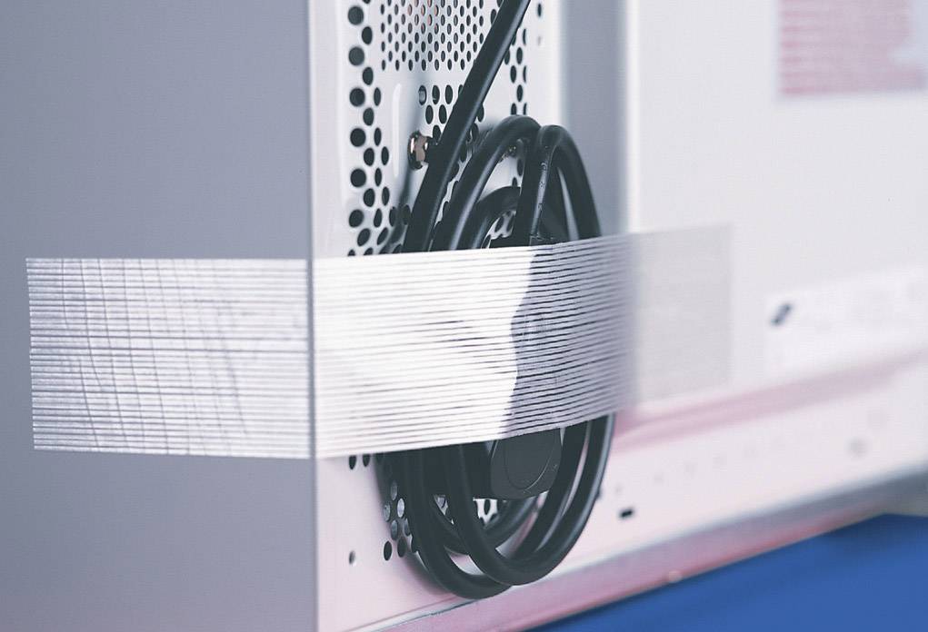 Ein schwarzes Kabel wird mit einem silbernen Klebeband an der Seite eines Computergehäuses befestigt.