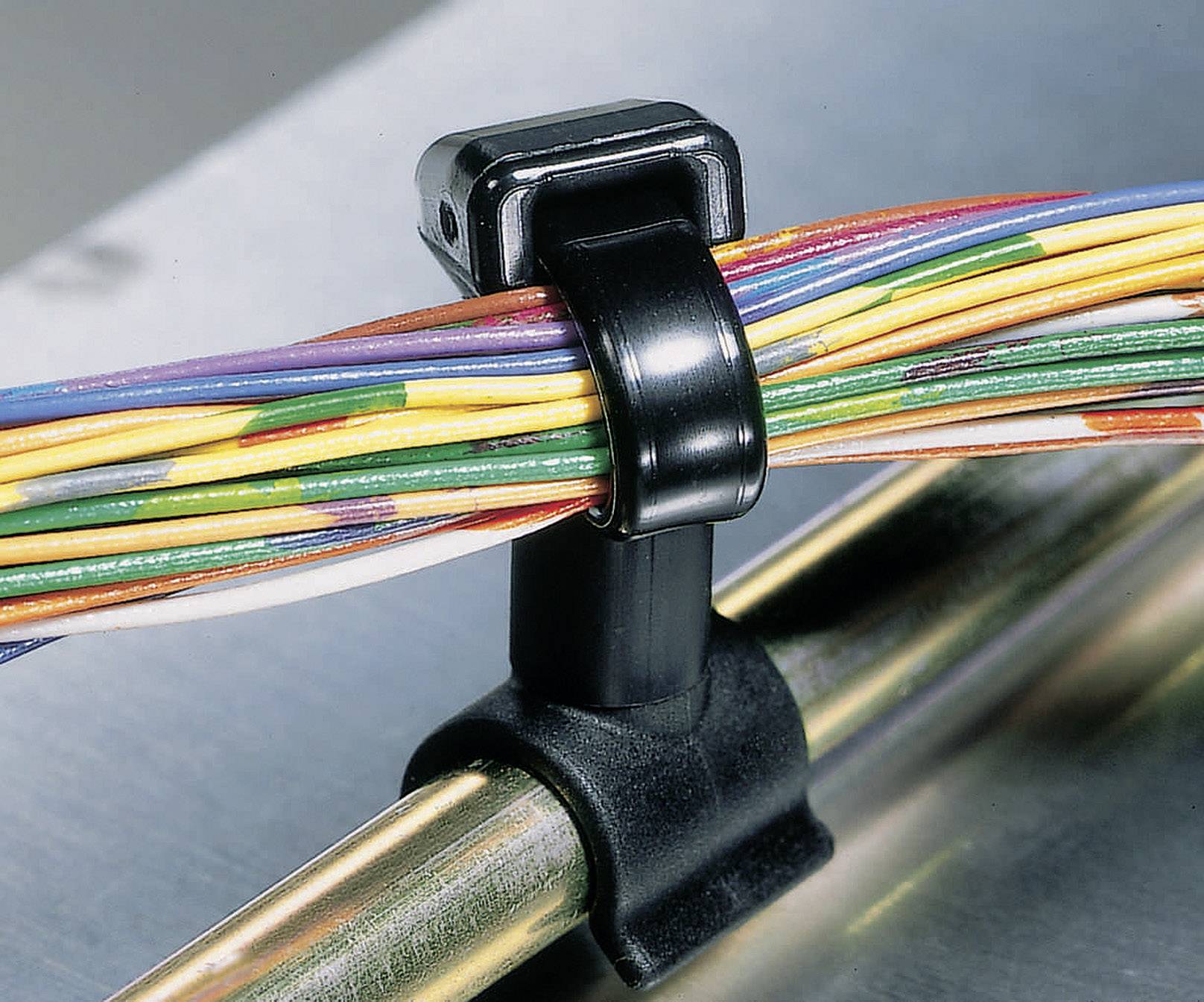 Ein Bündel bunter Kabel wird mit einer schwarzen Kabelhalterung an einem Metallrohr befestigt.