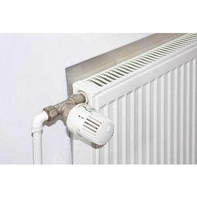 Ein weißer Heizkörper mit einem Thermostatventil, das manuell eingestellt werden kann, an einer weißen Wand montiert.