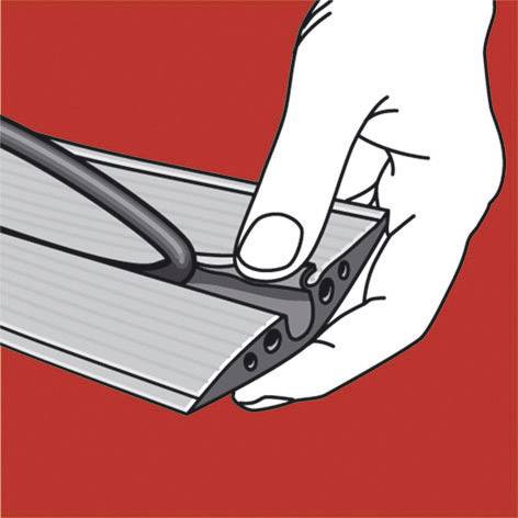 Eine Hand hält ein Kabelkanal-Produkt, in das ein Kabel eingeführt wird. Der Hintergrund ist rot.