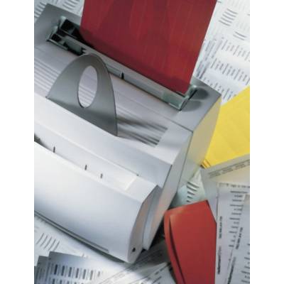 Ein Papierstapel wird von einem Aktenvernichter zerkleinert. Rote und gelbe Blätter liegen um das Gerät verteilt.