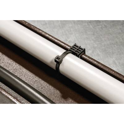 Ein weißes Rohr wird mit einem schwarzen Kabelbinder auf einer Metalloberfläche befestigt. Daneben verläuft ein schwarzes Kabel.