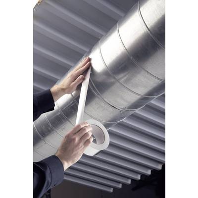 Eine Person klebt silbernes Klebeband auf ein großes Metallrohr in einem industriellen Umfeld, um es abzudichten oder zu befestigen.