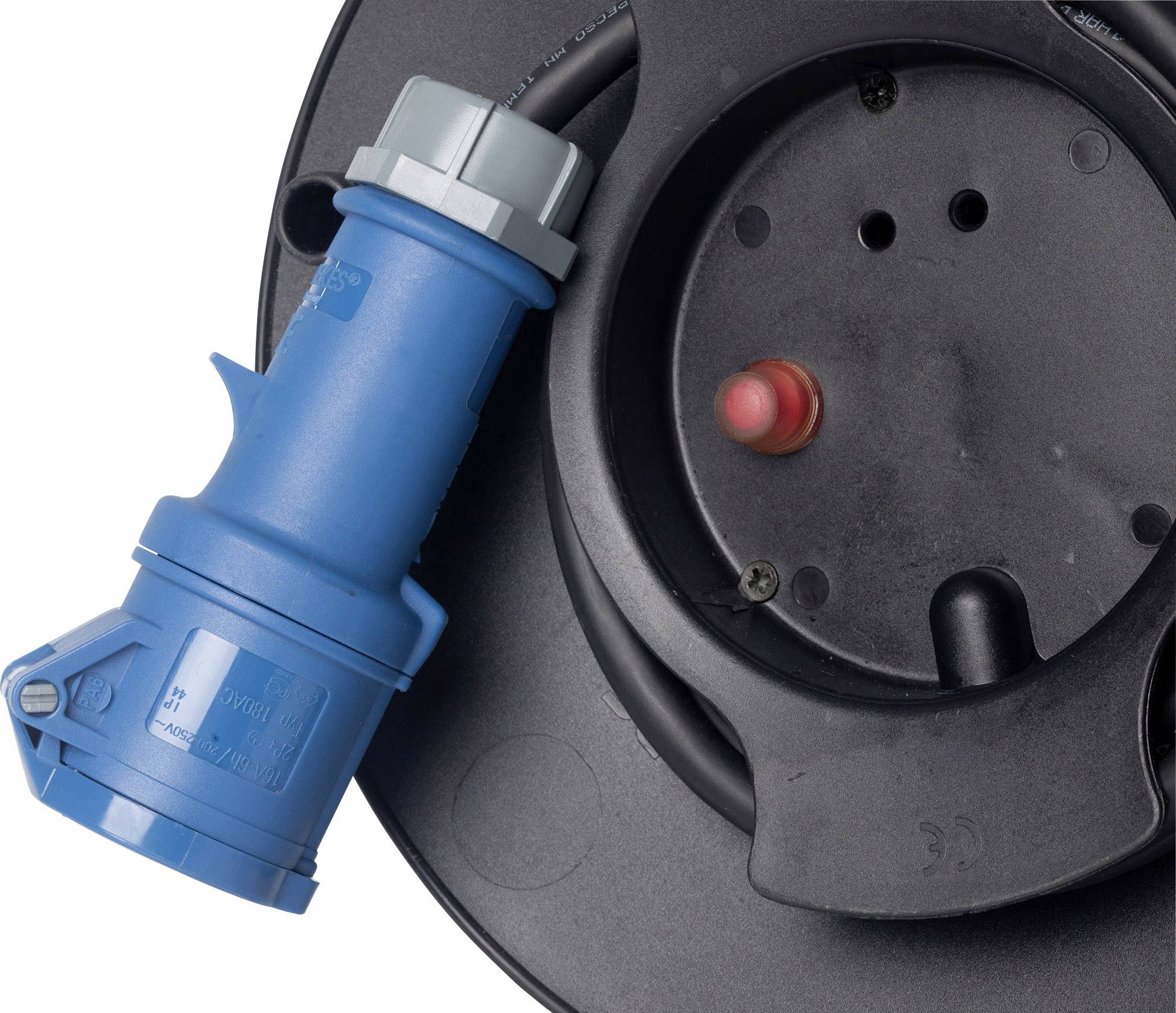 Ein blauer, industrieller Stromstecker, der seitlich auf einer schwarzen Kabeltrommel liegt. Der Stecker hat einen grauen Verschluss.