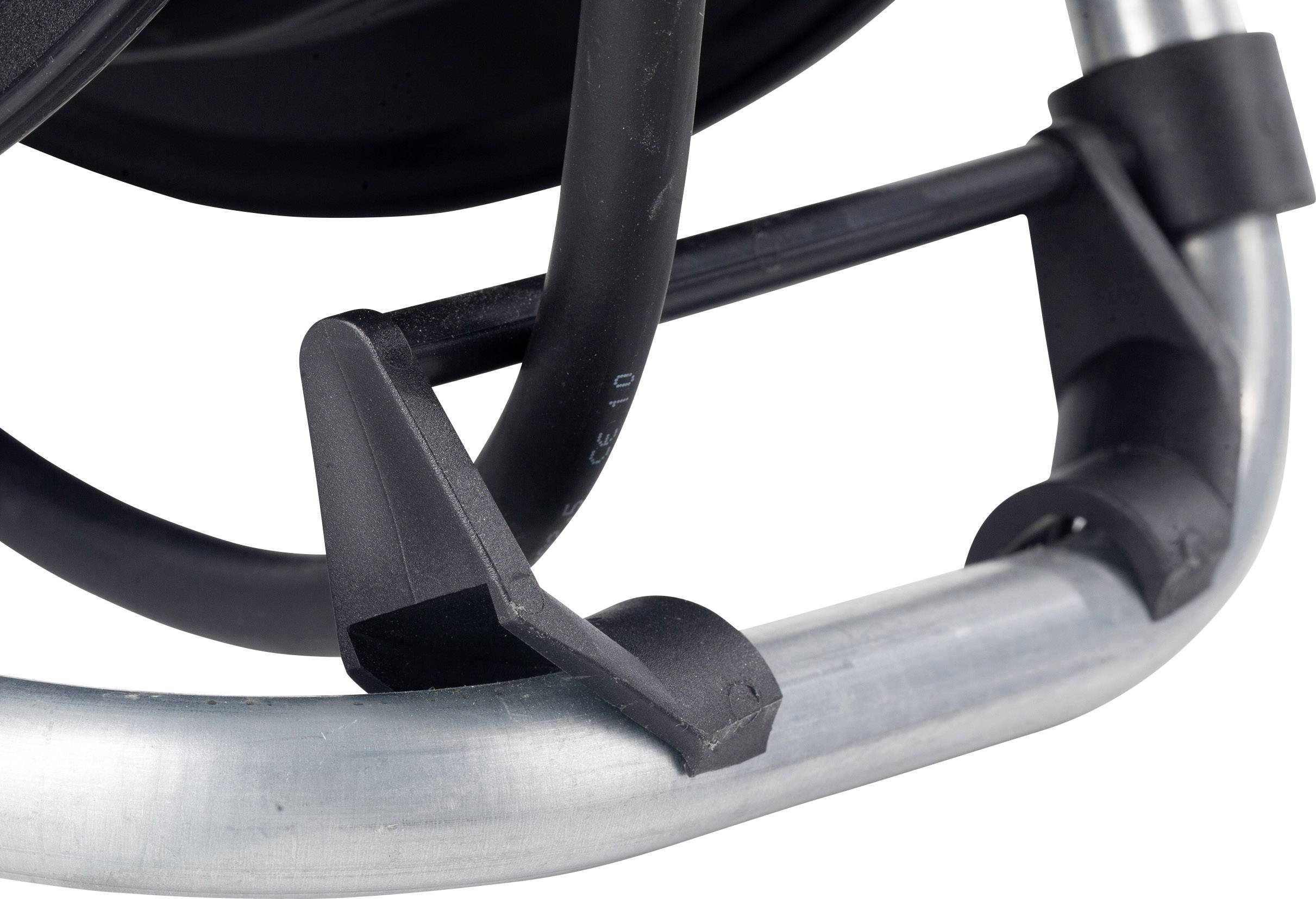 Nahaufnahme einer stabilen Halterung mit einem schwarzen Kunststoffgriff und einem silbernen Metallrahmen, möglicherweise Teil eines Geräts.