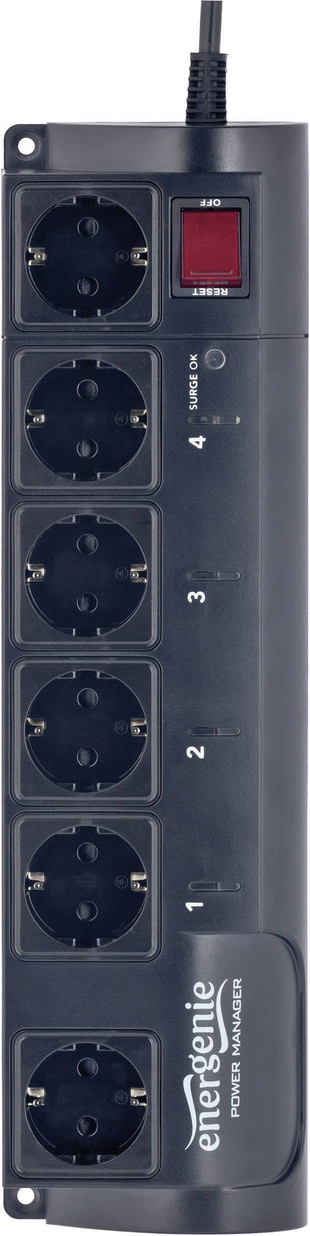 Schwarze Steckdosenleiste mit fünf Steckplätzen und rotem Netzschalter. Geeignet für die Organisation mehrerer elektronischer Geräte.