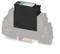 Ein schwarzes elektronisches Modul ist auf einem grauen DIN-Schienenadapter montiert. Der Adapter hat markierte Anschlüsse.