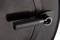 Nahaufnahme eines schwarzen Griffs an einem runden Gerät, vermutlich Teil einer Maschine oder eines Werkzeugs.