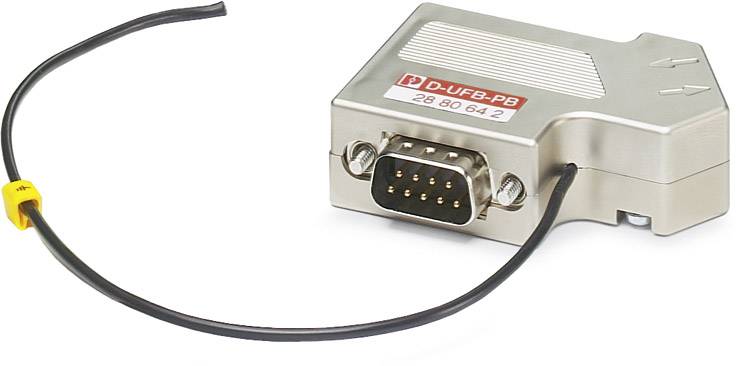 Ein rechteckiges Metallgerät mit einem Kabel und einem 9-poligen Stecker. Auf dem Gerät ist ein Etikett mit alphanumerischem Code.