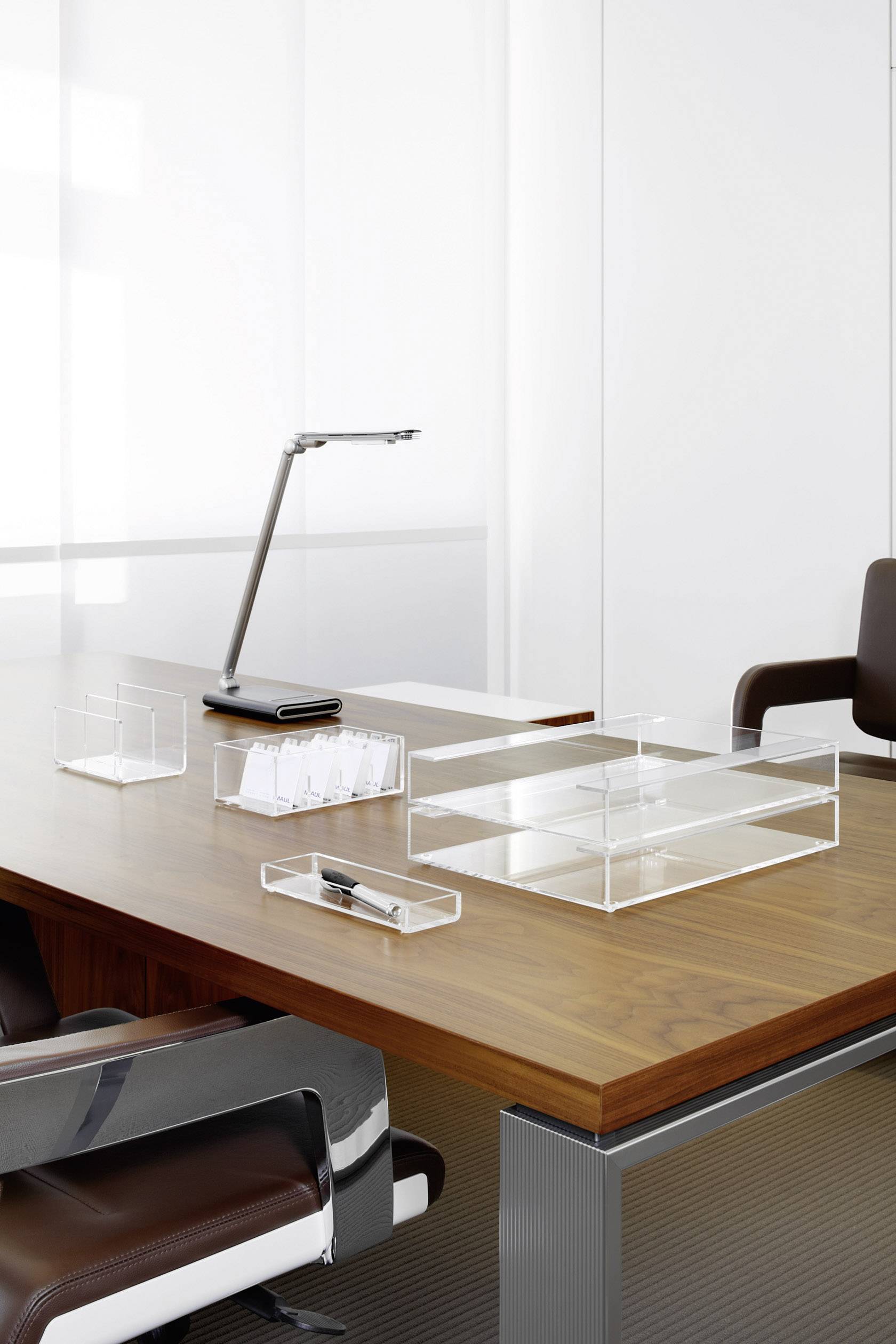 Moderner Schreibtisch mit Holzoberfläche, ausgestattet mit Schreibtischlampe, Stiftablage und Dokumentenhalter aus Acryl.