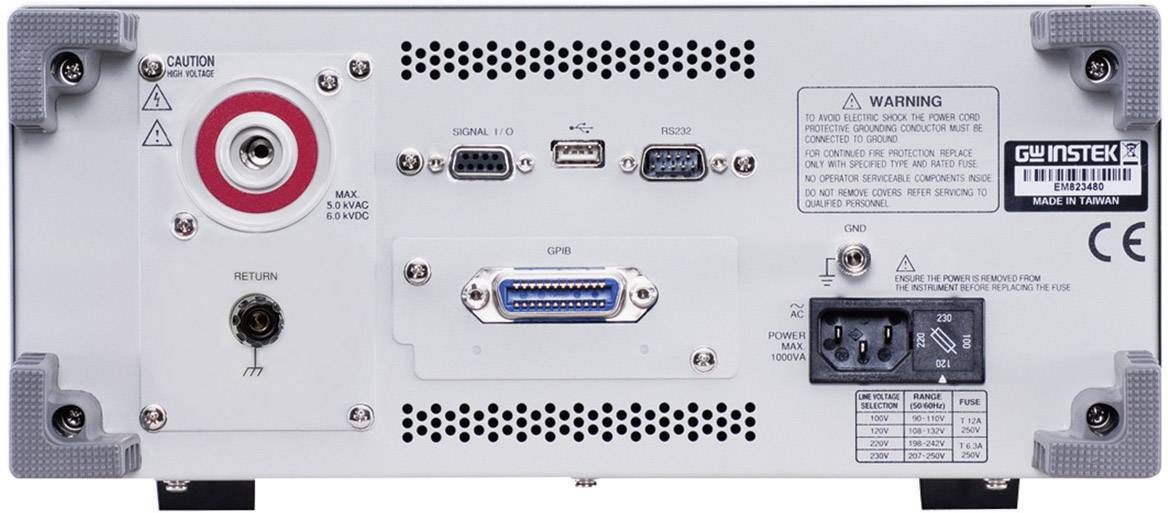 'Rückseite eines elektronischen Geräts mit verschiedenen Anschlussmöglichkeiten, darunter USB-Anschlüsse, ein Stromanschluss und Warnhinweise.'
