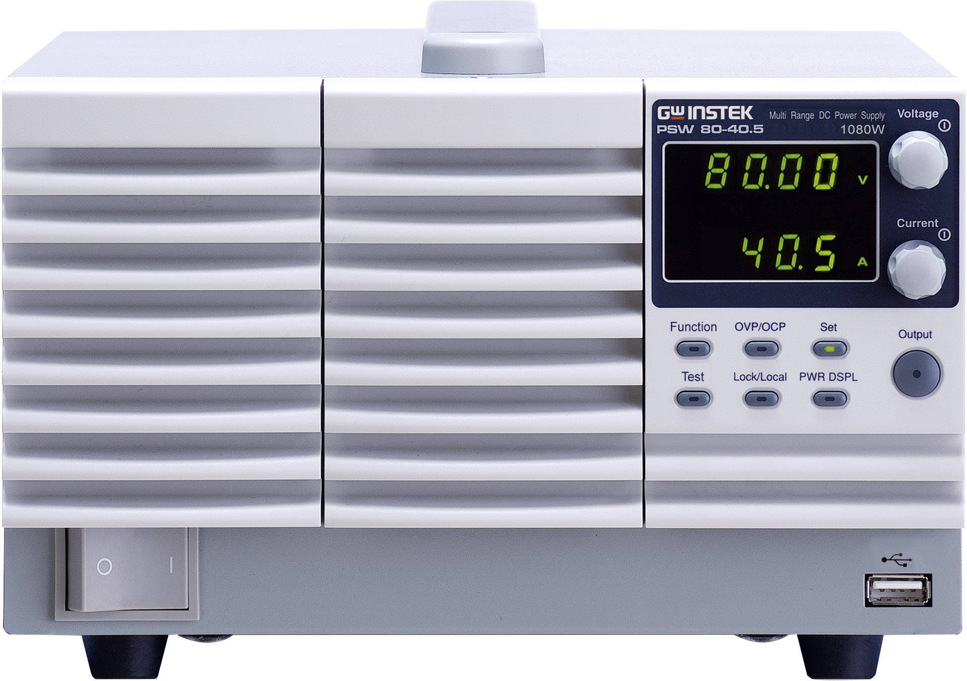 Ein weißes elektronisches Gerät mit digitalem Display zeigt '80.00' Volt und '40.5' Ampere an. Steuerknöpfe und USB-Anschluss sind sichtbar.