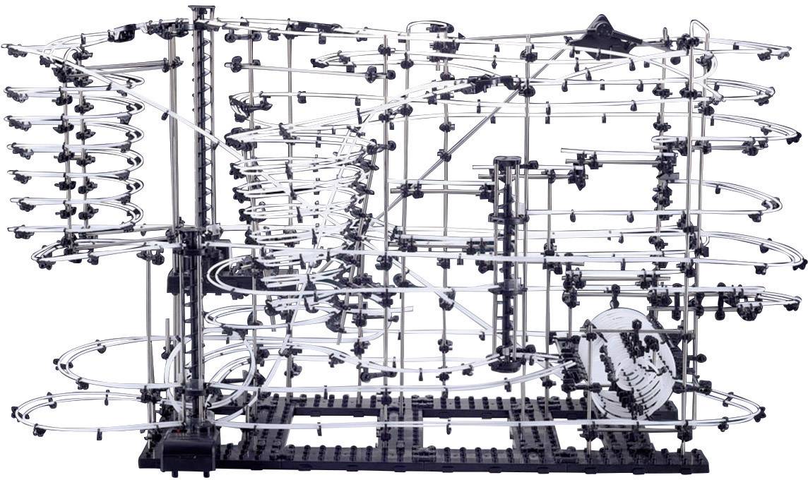 Eine komplexe Murmelbahn mit zahlreichen Spiralen und Steigungen; Murmeln bewegen sich durch die Struktur. Enthält mechanische Elemente.