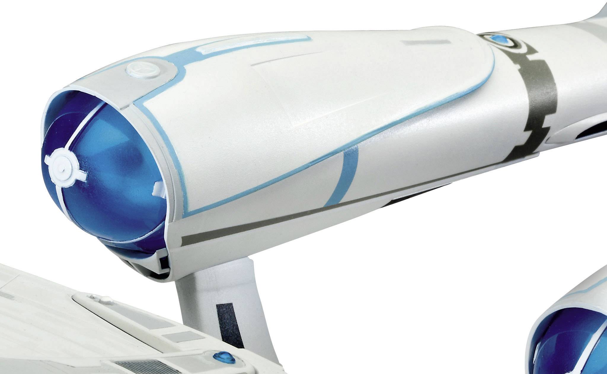 Ein detailreiches Modell eines futuristischen Raumschiffs mit weißen und blauen Farbakzenten, das Geschwindigkeit und Technik darstellt.