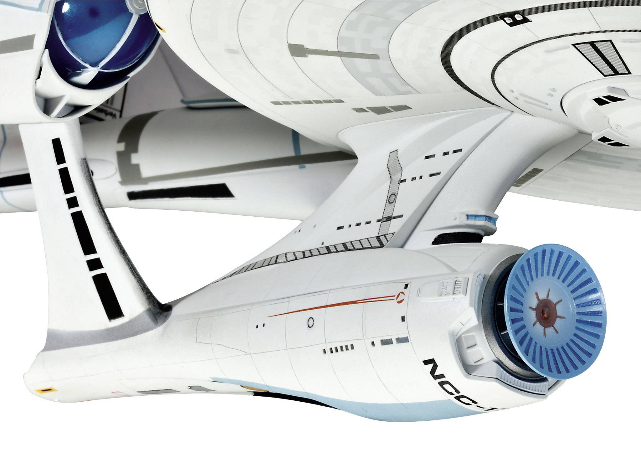 Ein futuristisches Raumschiff mit geschwungenem Design und blauen Akzenten. Es erinnert an bekannte Science-Fiction-Stile.