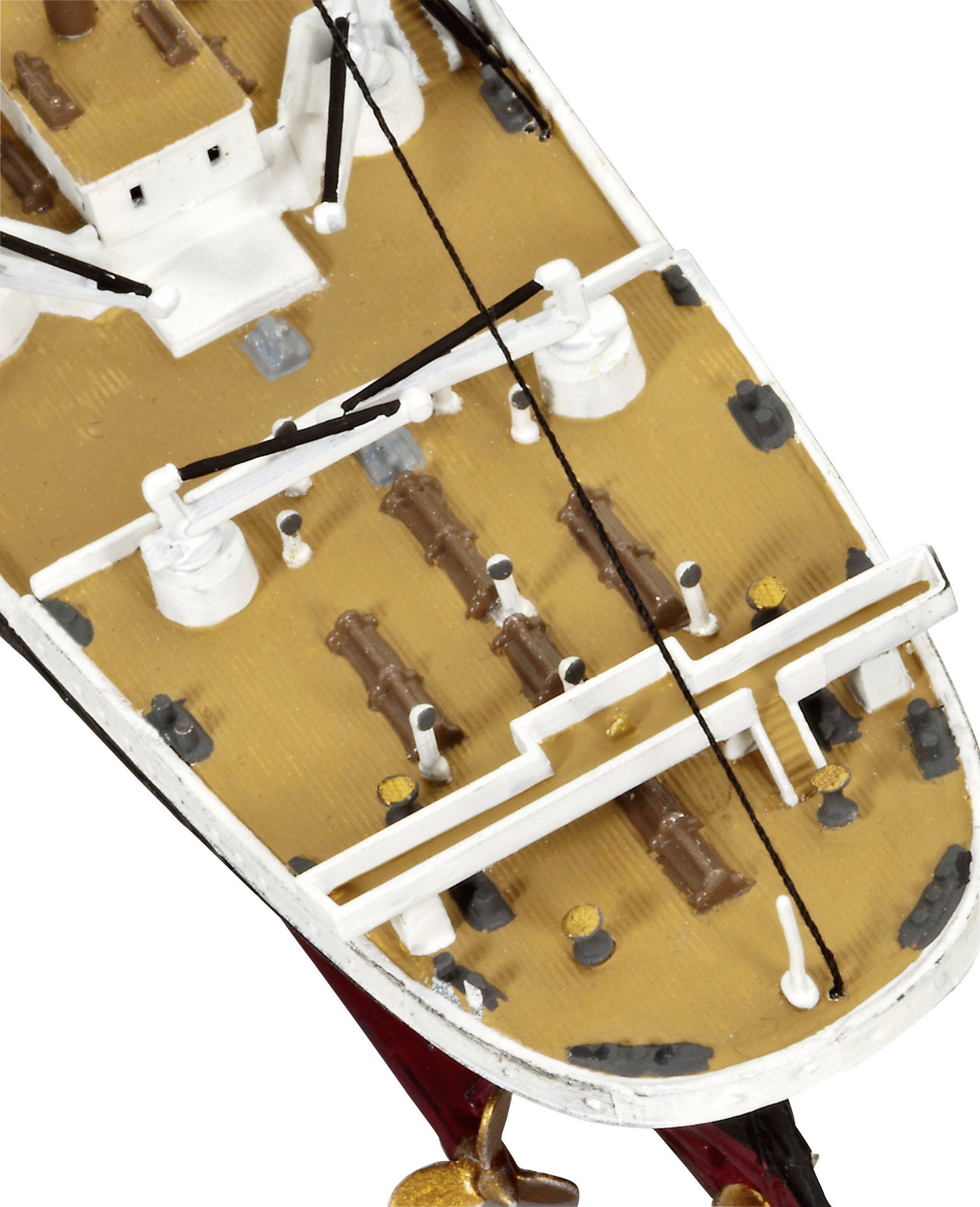 Modell eines Schiffsdecks mit Details wie Masten, Rettungsbooten und Schornsteinen, zeigt typische Ausstattung und Struktur eines Schiffs.