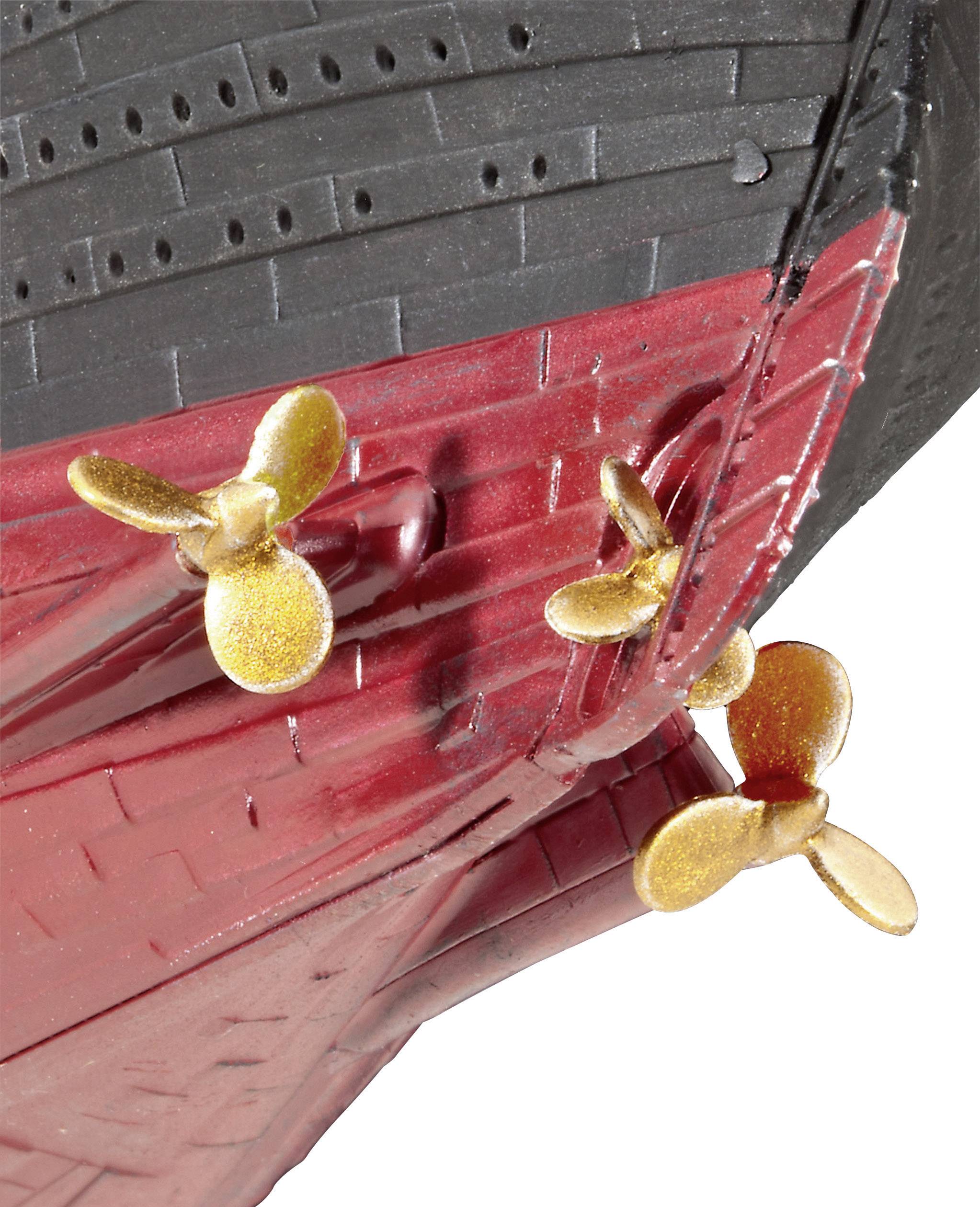 Modell eines Schiffsbugs mit roten und schwarzen Streifen. Drei goldene Schiffsschrauben sind sichtbar.