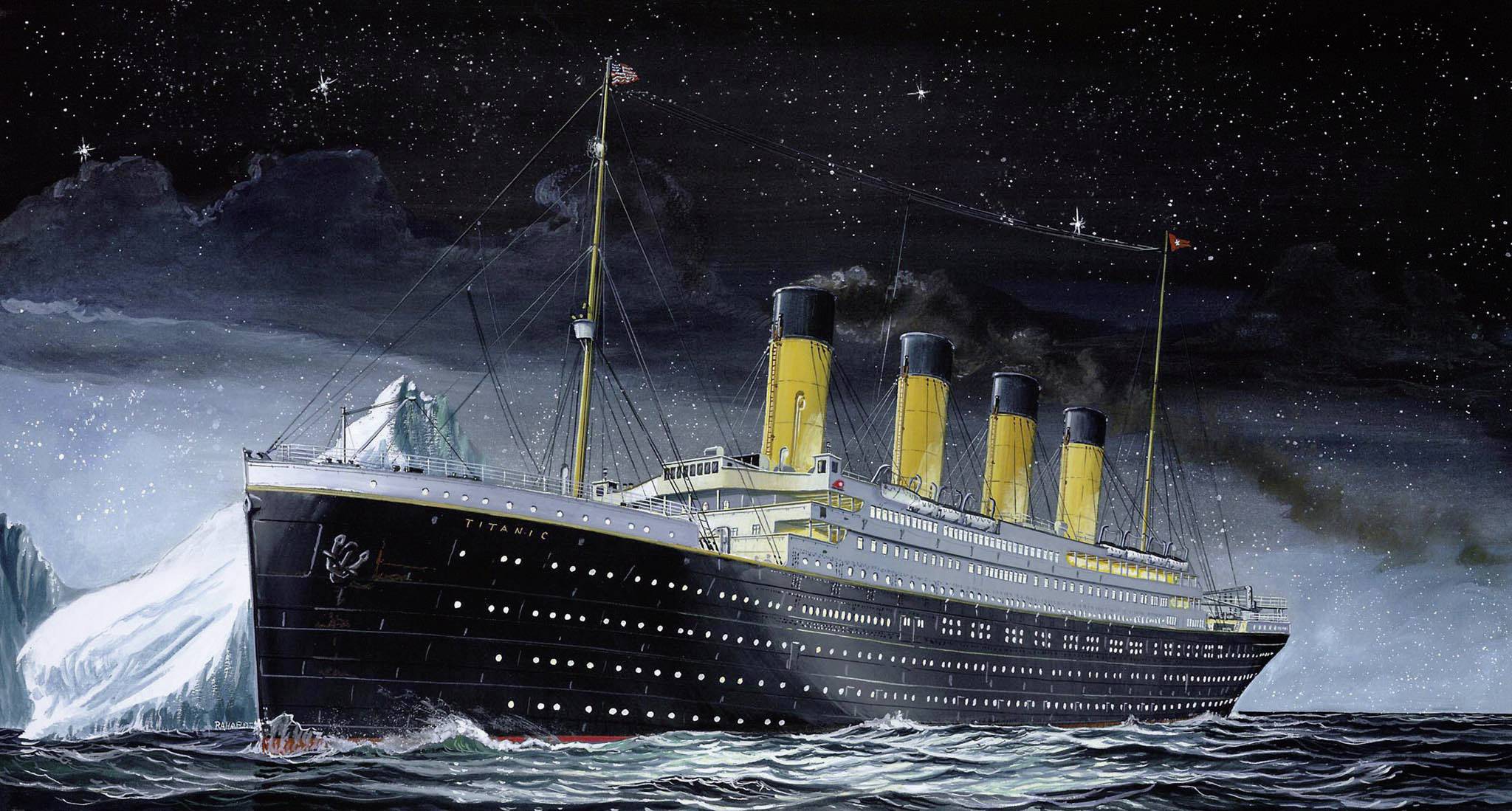 Ein großes Passagierschiff mit vier Schornsteinen fährt bei Nacht durch einen Ozean, während es an einem Eisberg vorbeisegelt.
