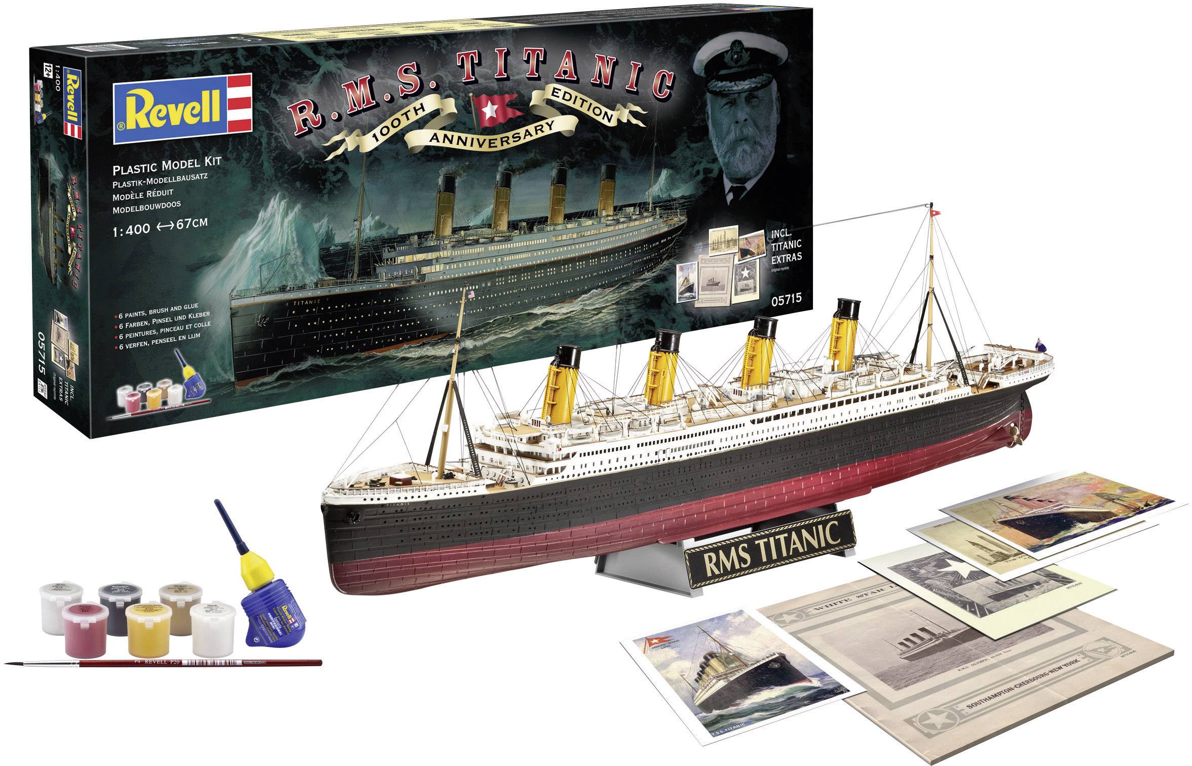 Modellbausatz der 'RMS Titanic' von Revell. Zeigt ein detailliertes Schiffsmodell mit Zubehörteilen und Verpackung im Hintergrund.
