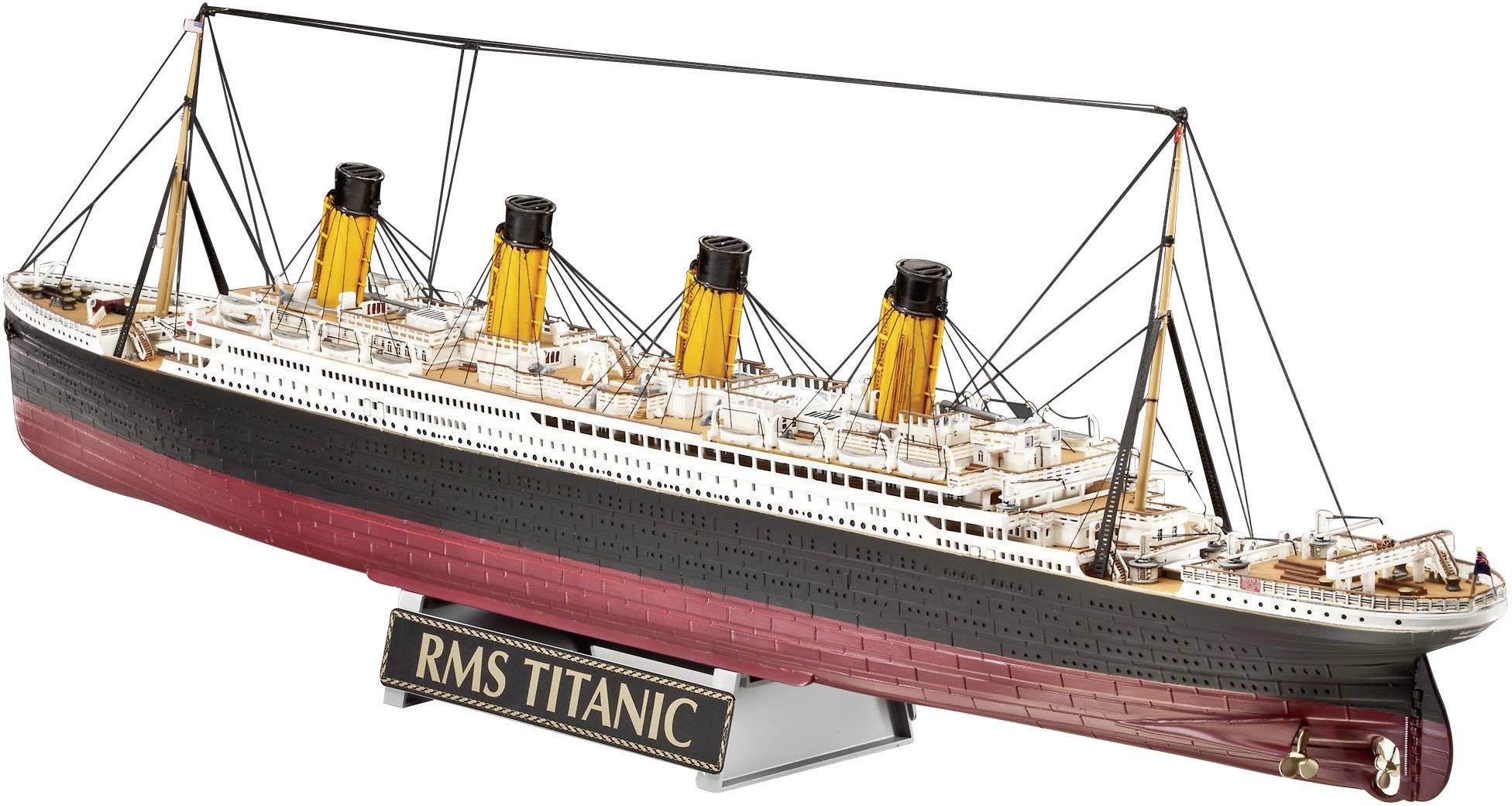 Das Bild zeigt ein detailliertes Modell der RMS Titanic mit ihren vier Schornsteinen und äußeren Decks auf einem beschrifteten Sockel.
