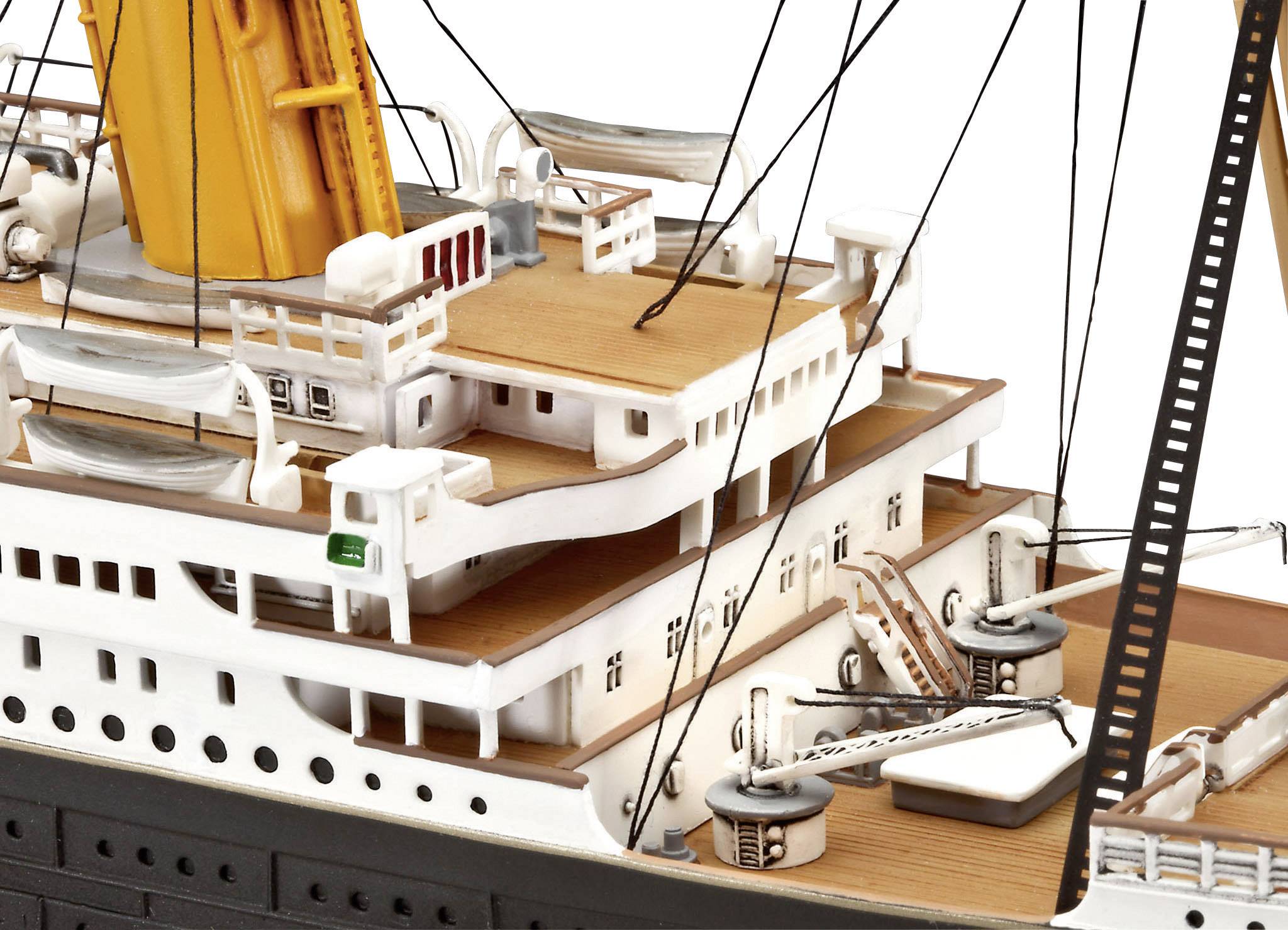 Modell eines Schiffsdecks mit detailreichen Strukturen aus Holz und Metall, Seilzüge und Treppen zu sehen.