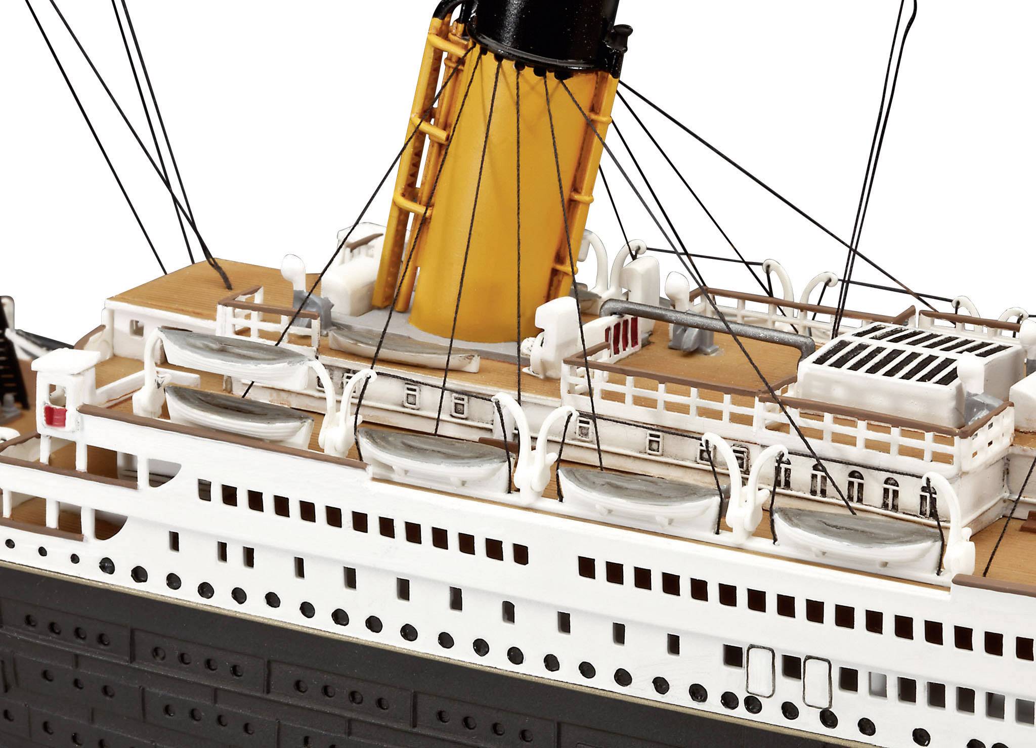 Modell eines Schiffsdecks mit Rettungsbooten und einem großen gelben Schornstein, umgeben von schwarzen Kabeln.