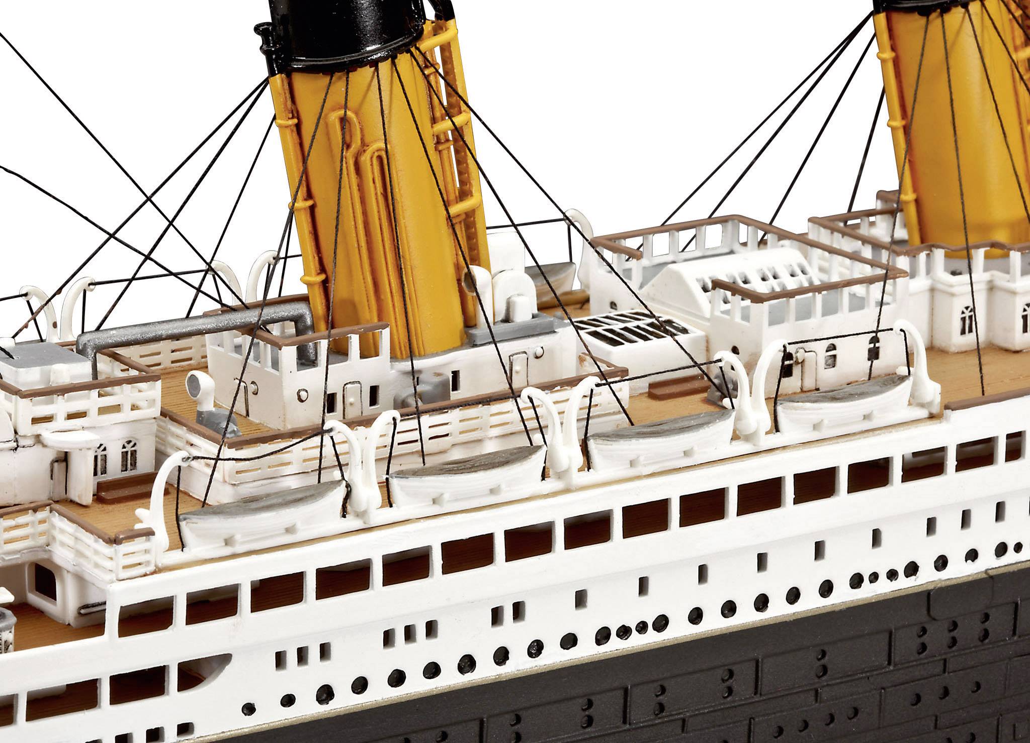 Modell eines großen Schiffs mit weißen Aufbauten, gelben Schornsteinen und Rettungsbooten. Detailreiche Ansicht des oberen Decks.