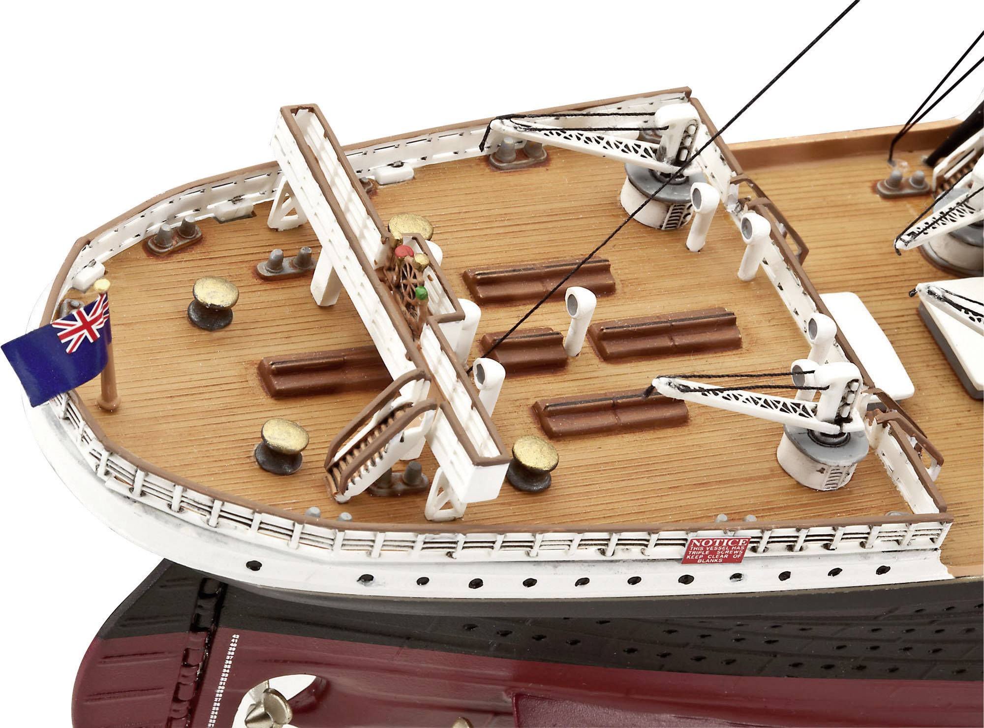 Modell eines historischen Schiffsdecks mit verschiedenen Decksaufbauten, Holzbänken und einer zusehenden Flagge am Heck.