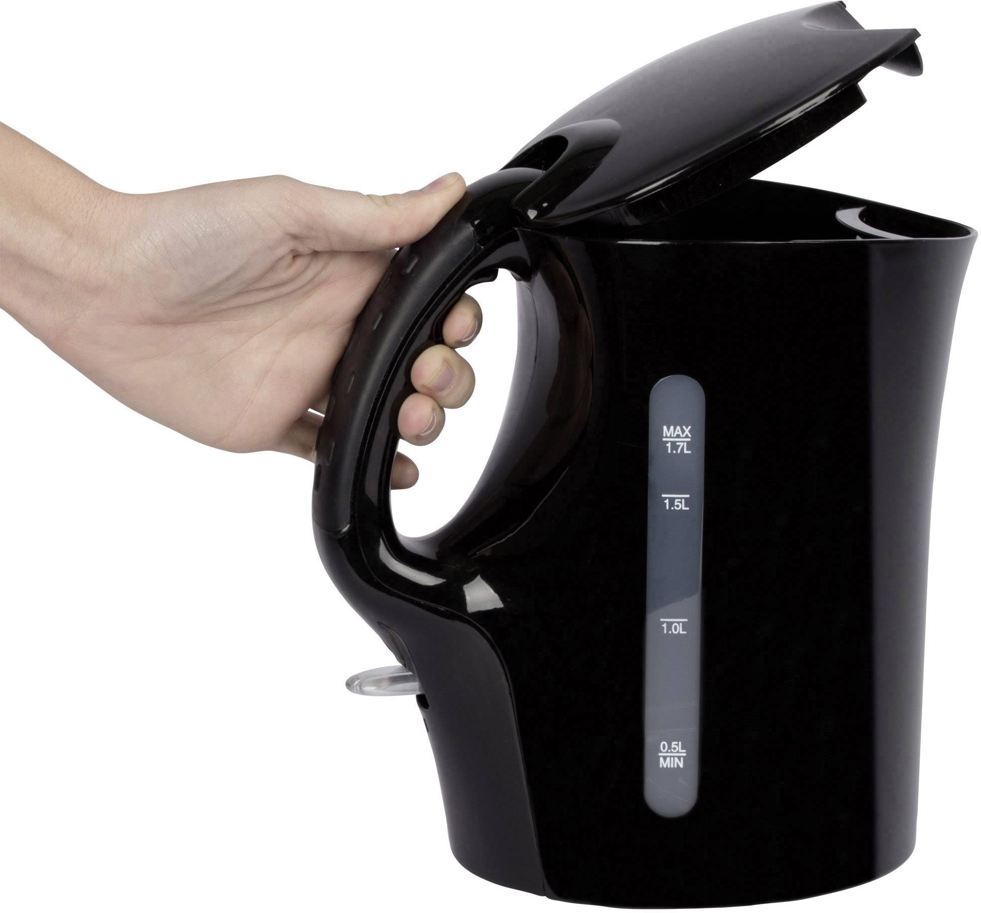 Eine Hand hält einen schwarzen Wasserkocher mit offenem Deckel. Auf der Seite des Wasserkochers ist eine Wasserstandanzeige sichtbar.