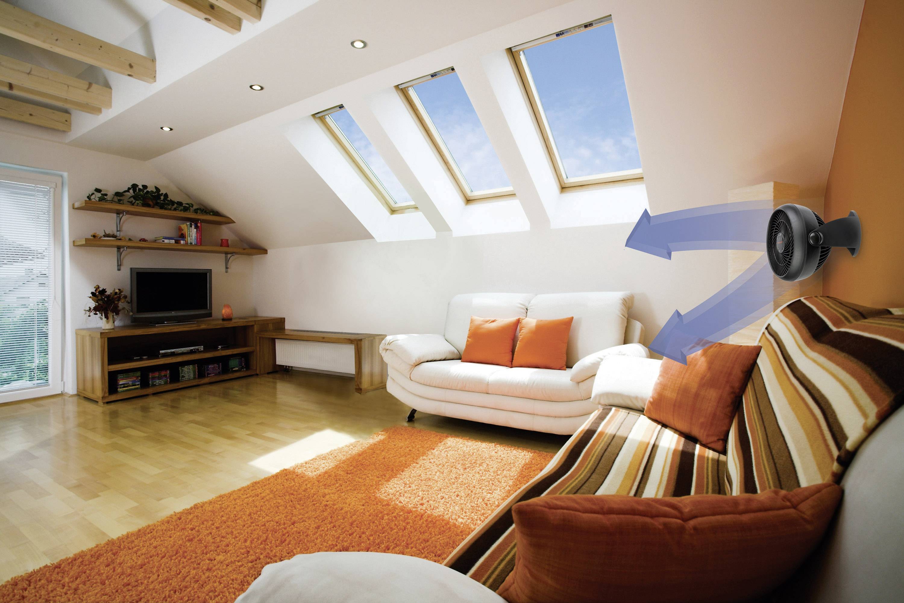 Ein Wohnzimmer mit Sofa und Lampe. Helle Holzböden und Decke mit Dachfenstern. Blauer Himmel und Bäume durch die Fenster sichtbar.