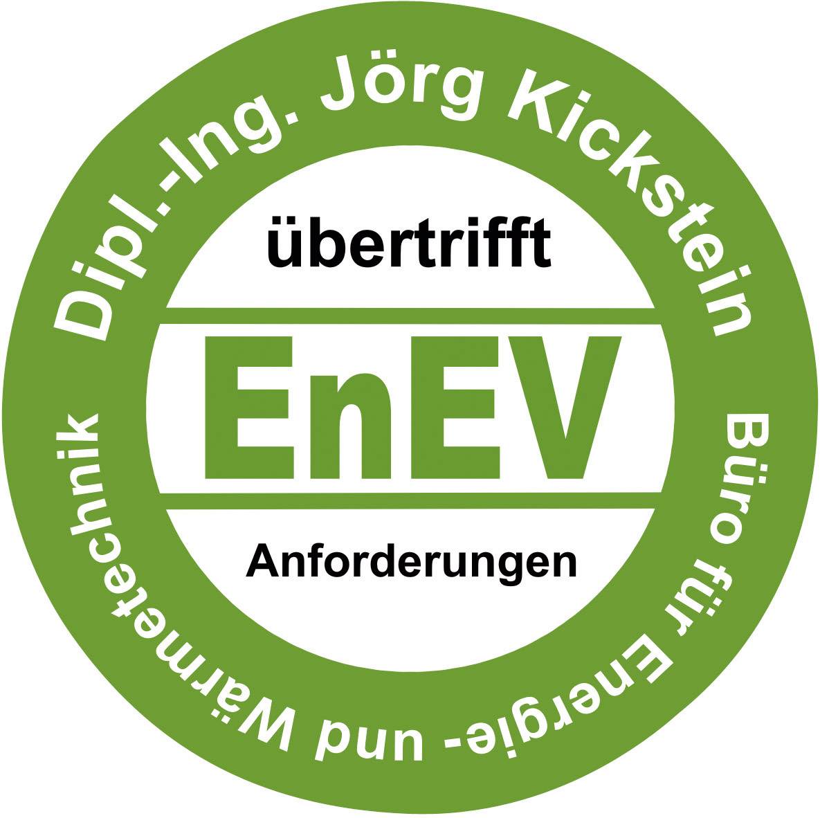 Grünes Siegel mit der Aufschrift 'übertrifft EnEV Anforderungen'. Im Kreis steht 'Dipl.-Ing. Jörg Kickstein Büro für Energie- und Wärmetechnik'.