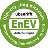 Grünes Siegel mit der Aufschrift 'übertrifft EnEV Anforderungen'. Im Kreis steht 'Dipl.-Ing. Jörg Kickstein Büro für Energie- und Wärmetechnik'.