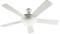 Ein weißer Deckenventilator mit fünf Flügeln ist an einer Decke montiert.
