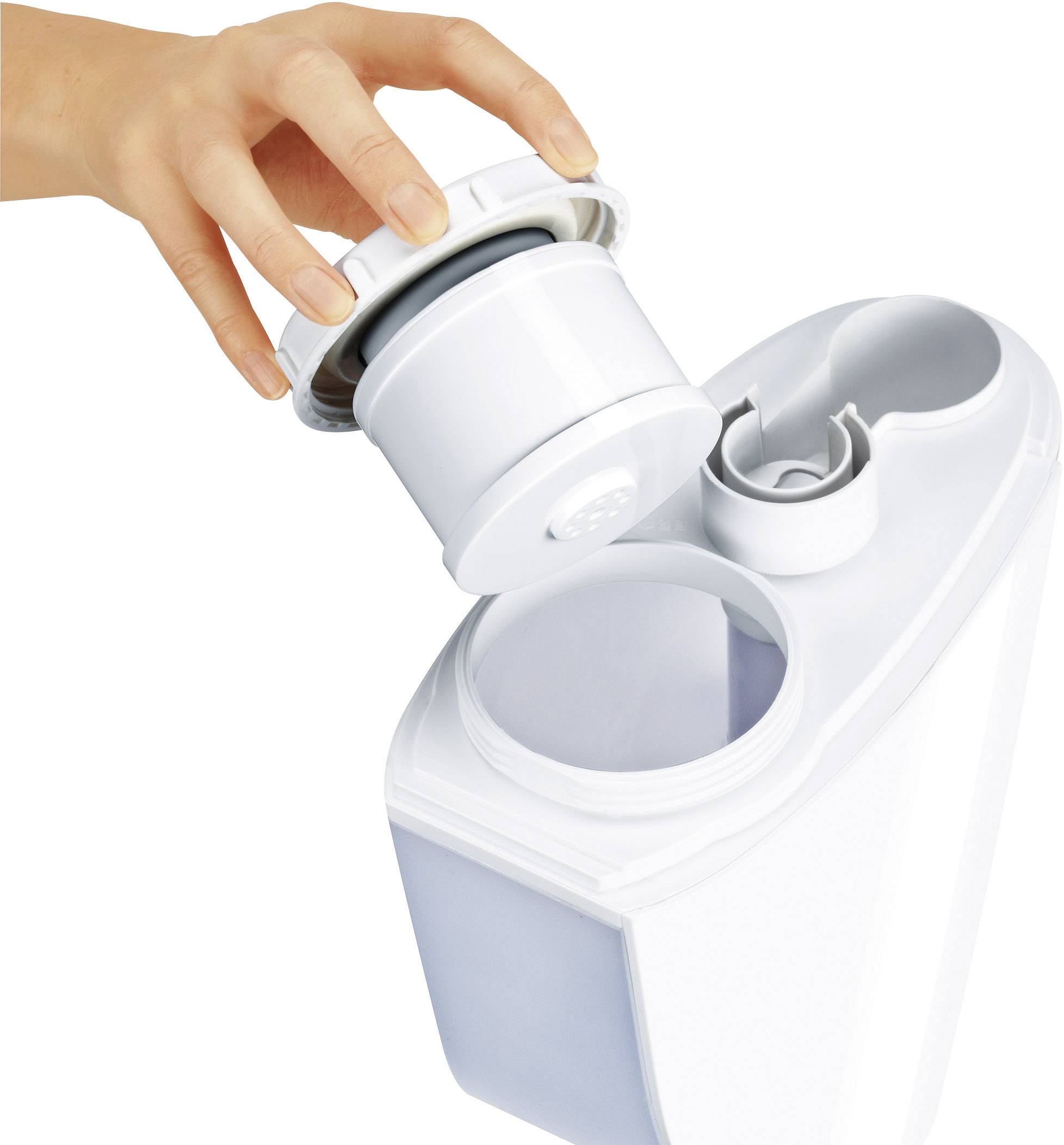 Eine Hand hält einen Wasserfilter und setzt ihn in einen weißen Wasserfilterbehälter ein.