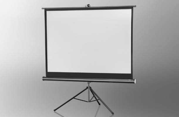 Leinwand auf Stativ vor grauem Hintergrund, bereit für Präsentation oder Projektion.